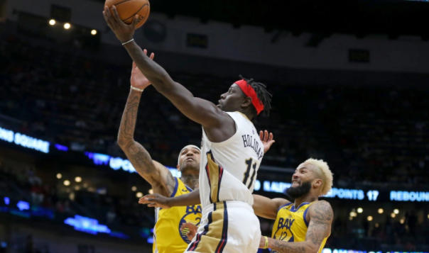 Jrue Holiday scores a lay up on two defenders.