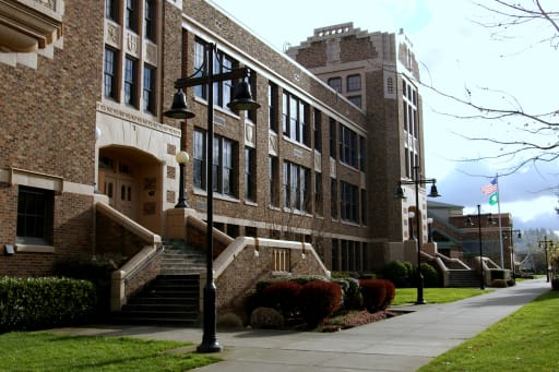 An image of the outside of Renton High School 