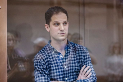 Picture of Evan Gerhkovich at the Court hearing in the Moscow court.