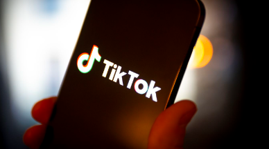 (A picture of the TikTok app on a person's phone.)