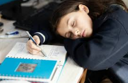 Picture of a girl sleeping at her desk during class.