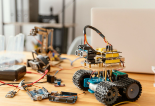 An image of a robot and the arts that were used to build them.
