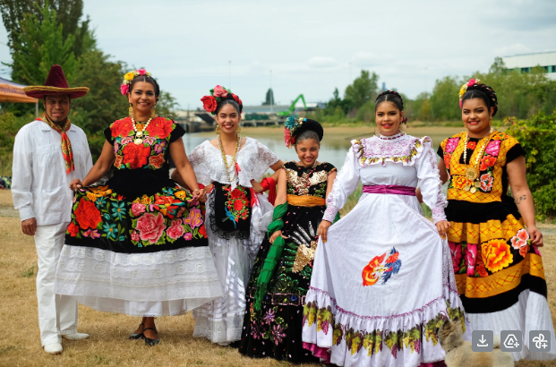 Picture of the Duwamish people in traditional clothing.