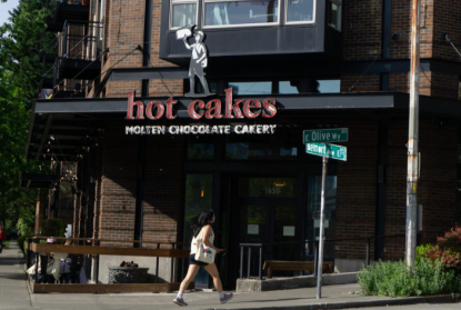 A photo of Hot Cakes cafe from the outside.