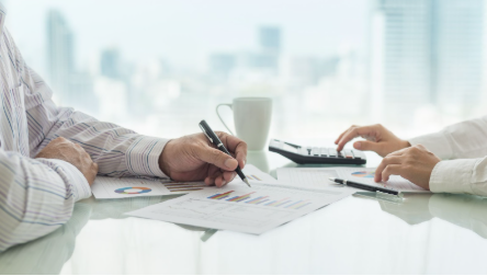 Picture of a financial advisor helping someone. 
